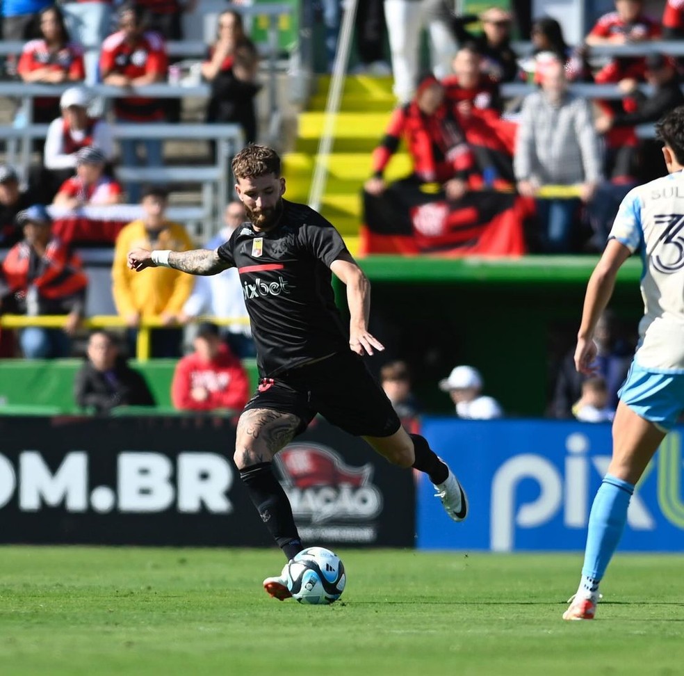 Jogador do Flamengo, Léo Pereira compartilhou clique e recebeu comentário de Karoline Lima — Foto: Reprodução Instagram