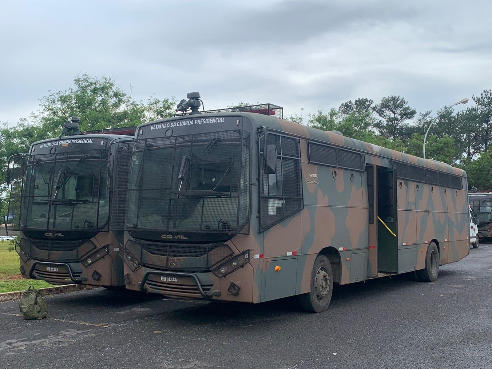 Ônibus militares estacionados perto do Palácio do Planalto — Foto: reprodução