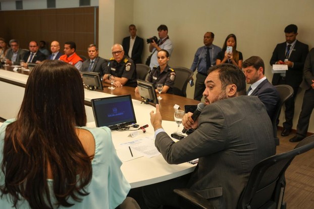 O governador do Rio, Cláudio Castro, se reúne com representantes de diversos órgãos para falar da segurança nas escolas
