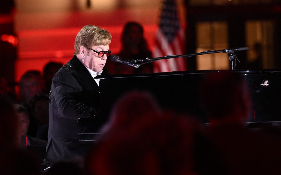 Após a premiação, Elton John cantou alguns dos maiores sucessos de sua carreira — Foto: Brendan Smialowski / AFP