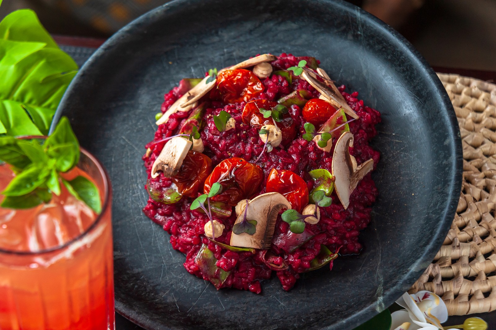 Vegano e com a cor viva magenta, o risoto de beterraba com cogumelos do Bottega custa R$ 54,90 — Foto: Divulgação