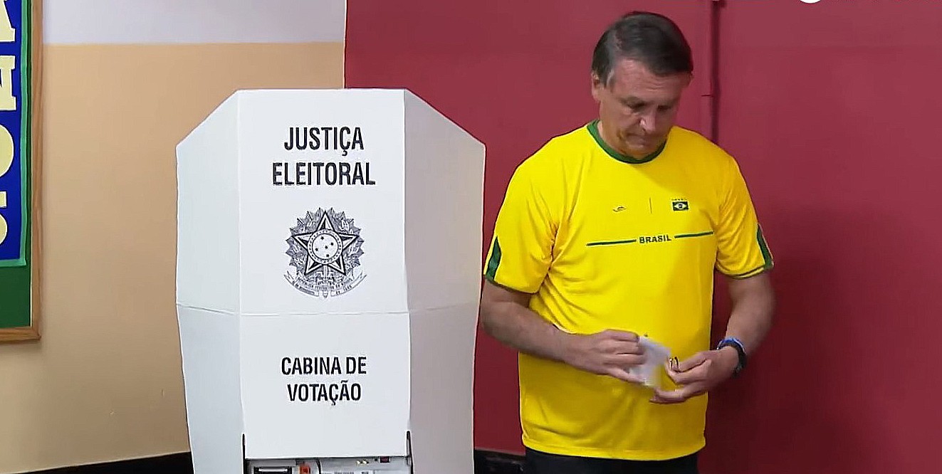 Bolsonaro deixa a cabine de votação após confirmar seu voto — Foto: Reprodução / TV Globo