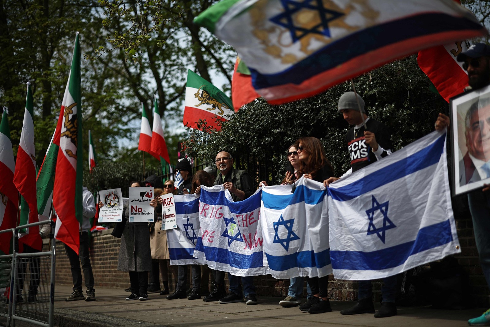 Uma manifestação anti-iraniana é realizada em frente à Embaixada do Irã em Londres, em 14 de abril de 2024. — Foto: HENRY NICHOLLS / AFP