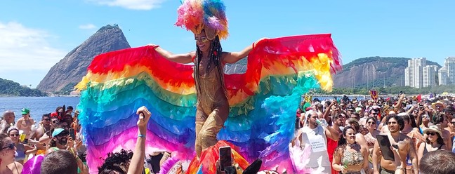 Pernalta performa no bloco Amigos da Onça — Foto: Domingos Peixoto