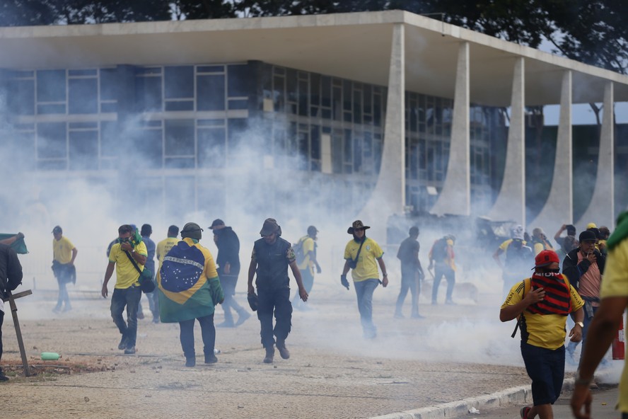 Manifestantes atacam sede do Supremo Tribunal Federal, na Praça dos Três Poderes