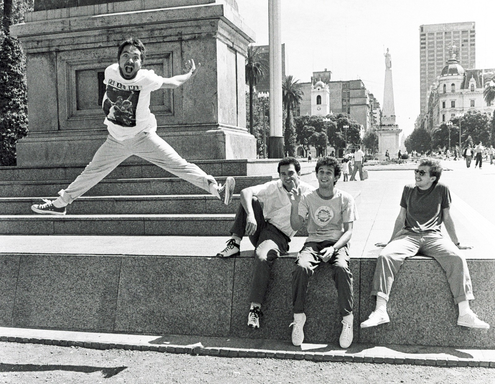 O DJ Maurício Valladares (saltando) e o grupo Paralamas do Sucesso em Buenos Aires, em 1986 — Foto: Divulgação/José Fortes