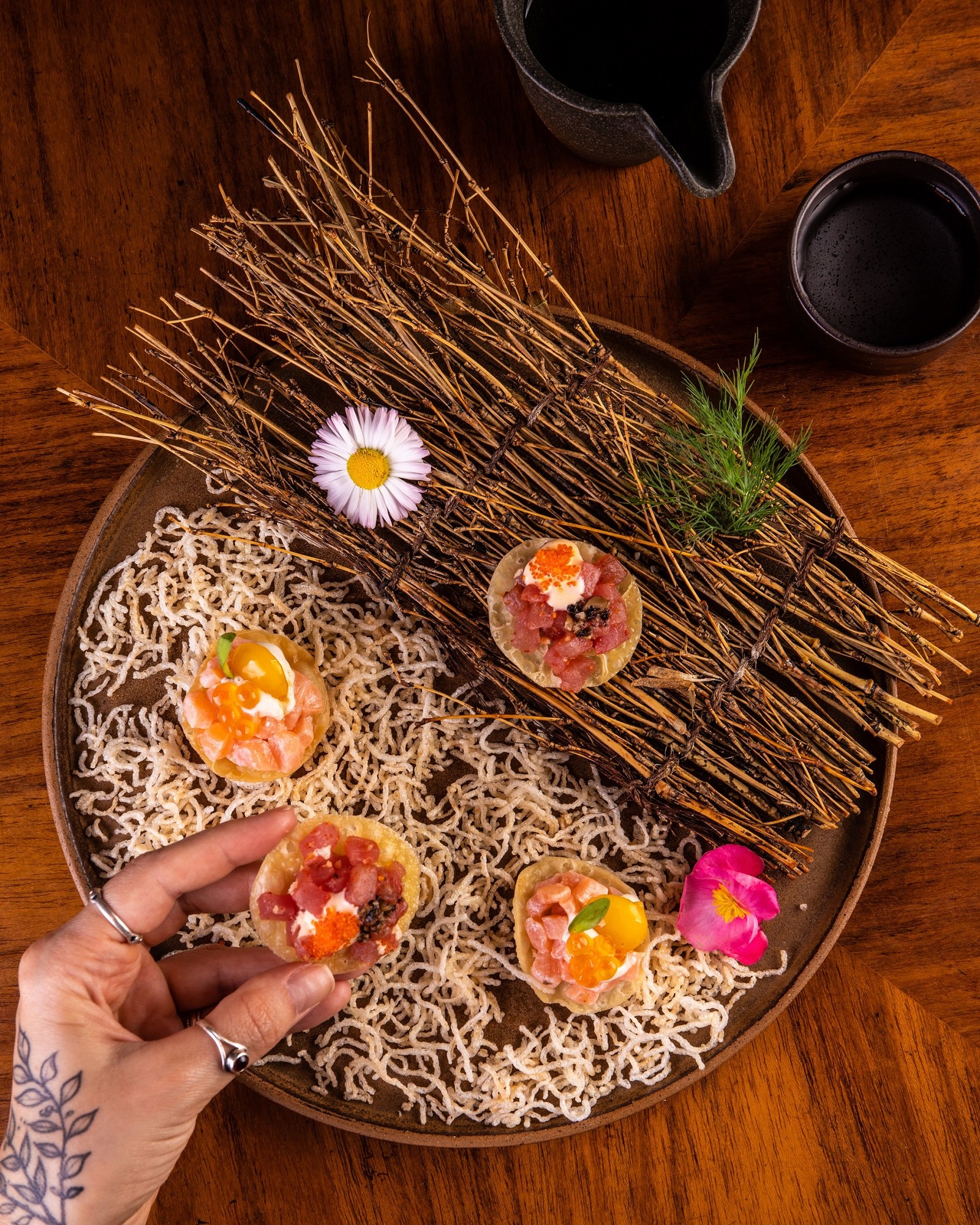 O Mok Snacks (R$ 54) é destaque do Minimok.  Leva salmão e atum em cubos, limão-siciliano e cogumelo— Foto: Divulgação