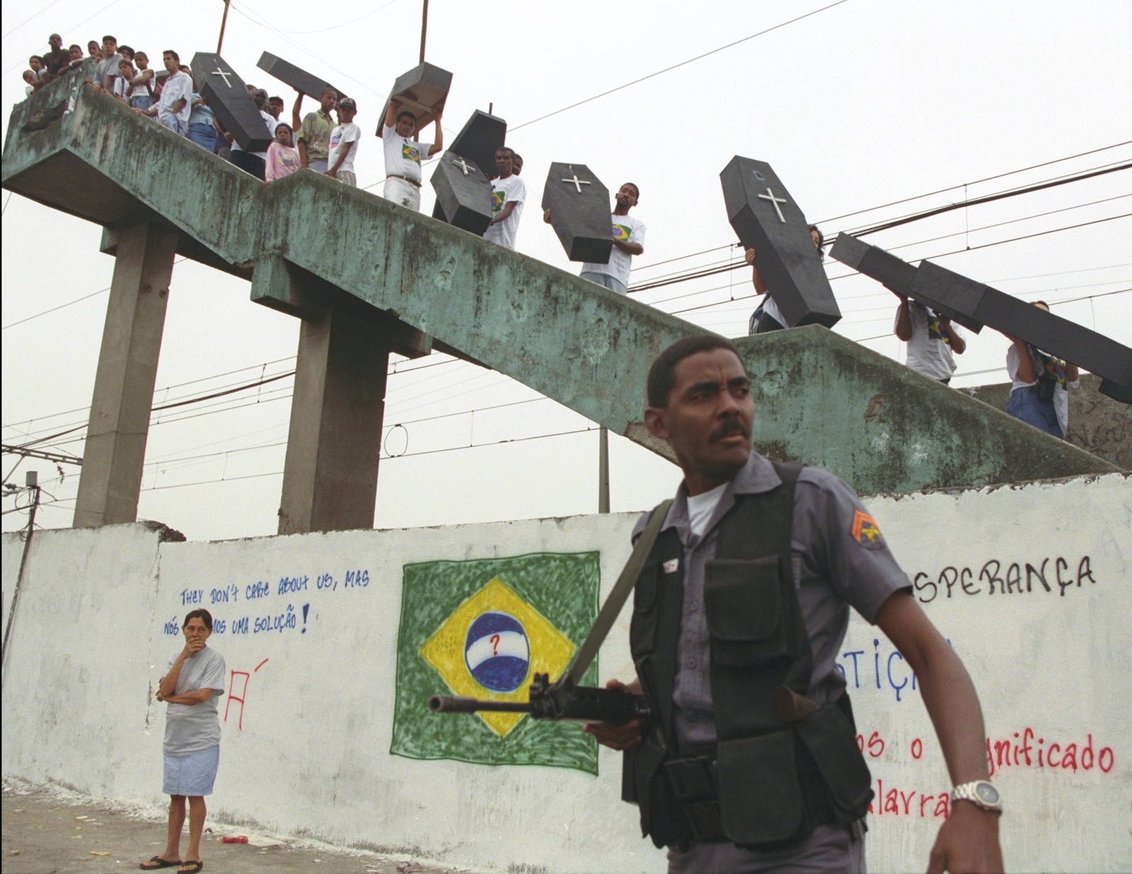 Carregando caixões de papelão, moradores realizam passeata até o Palácio Guanabara em protesto pelos quatro anos da chacina, em 29 de agosto de 1997 — Foto: Márcia Foletto