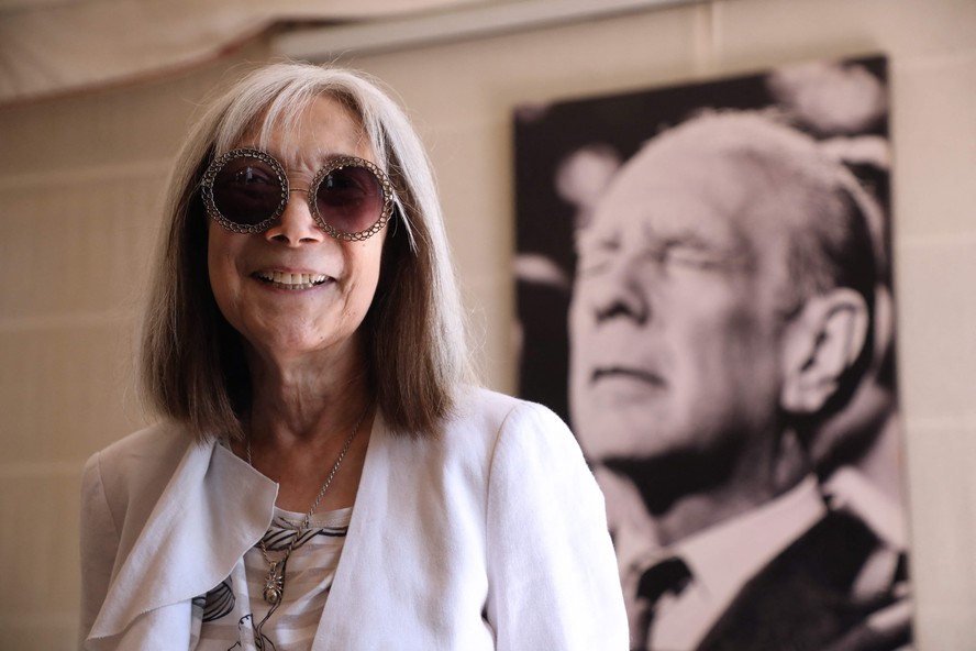 A escritora Maria Kodama posa em frente a um retrato de Jorge Luis Borges: viúva do escritor faleceu neste domingo