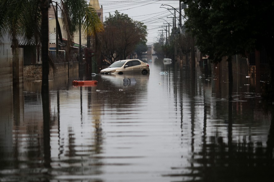 Rua alagada em enchente no Rio Grande do Sul
