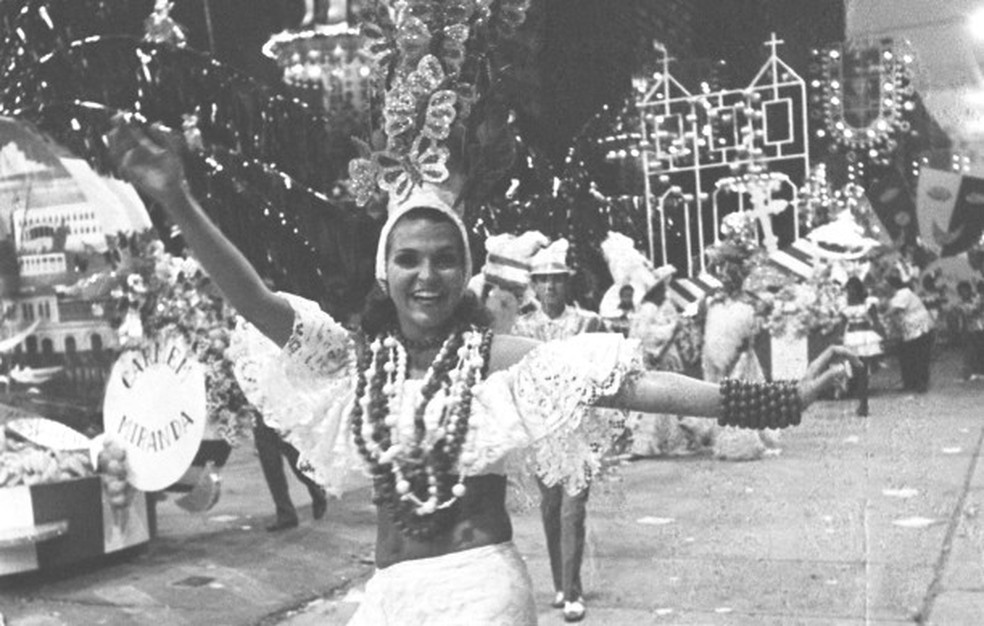 Leila Diniz desfilando pela Império Serrano no carnaval de 1972 — Foto: Jorge Peter/Agência O GLOBO