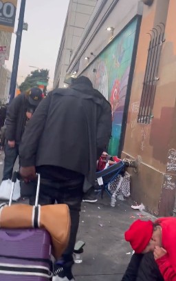 Usuários de drogas se amontoam em calçadas de São Francisco — Foto: Reprodução/X