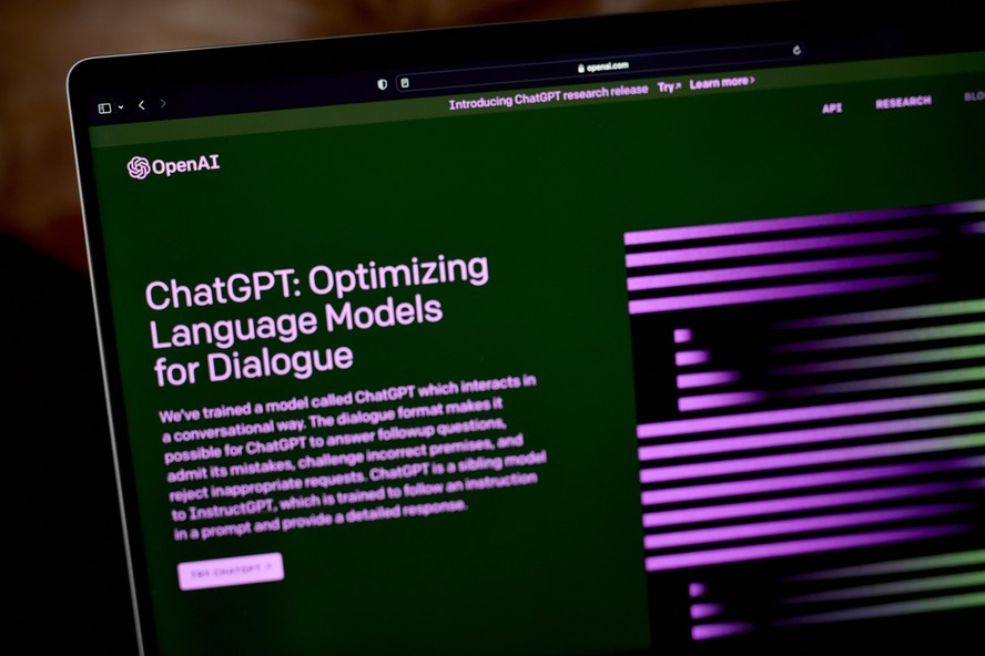 Computador exibe imagem do ChatGPT: diferentes inteligências artificiais já oferecem ferramentas que estão mudando as rotinas escolares