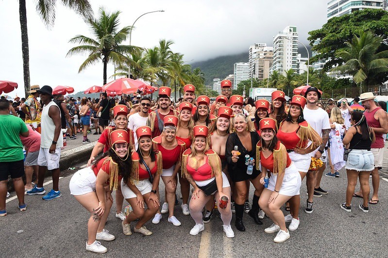 Amigos se fantasiam de Xuxa e suas Paquitas no bloco Vira-Lata — Foto: Alex Ferro/Riotur