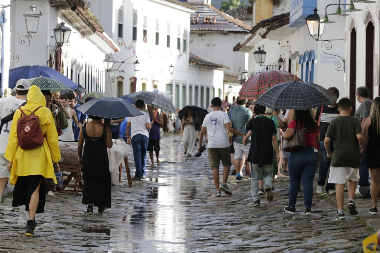 Chove na Flip durante esta sexta-feira (24) — Foto: Domingos Peixoto/Agência O Globo