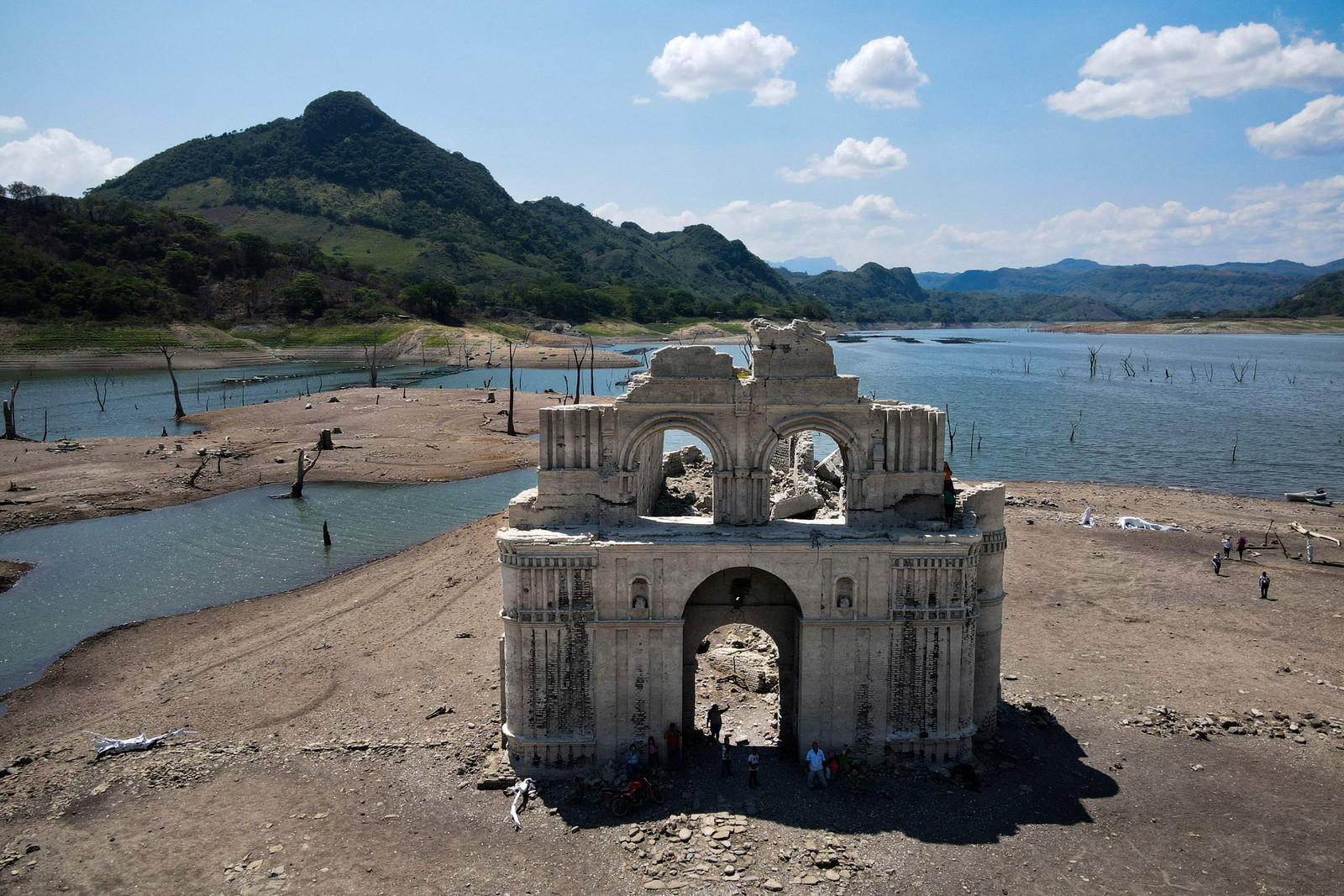 Igreja do século XVI estava submersa, mas ficou exposta devido à seca. — Foto: RAUL VERA / AFP