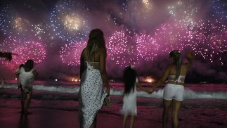 Réveillon 2023 - Queima de fogos em Copacabana. — Foto: Guito Moreto / Agência O Globo