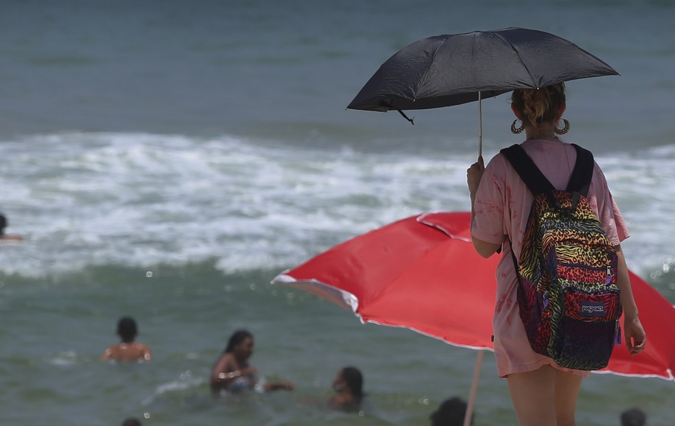 Para quem vai à praia na onda de calor, o ideal é usar guarda-sol ou guarda-chuva — Foto: Fabiano Rocha/Agência O Globo