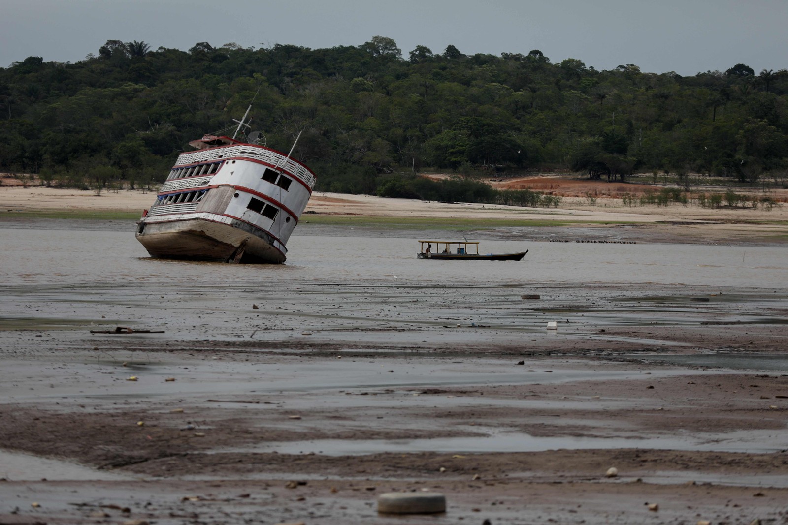 Navegação parada no Rio Negro, Manaus — Foto: Michael Dantas/AFP