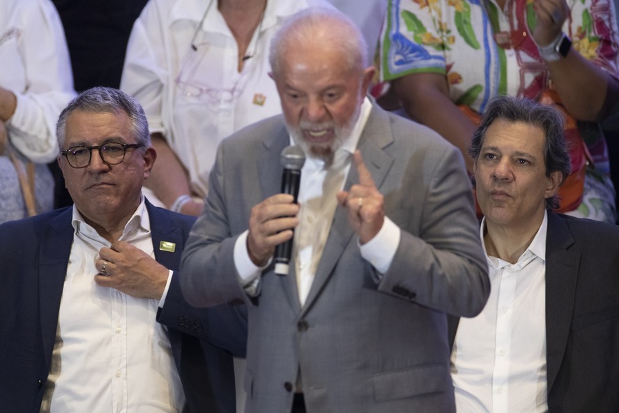 O presidente Lula ao lado dos ministros Alexandre Padilha e Fernando Haddad