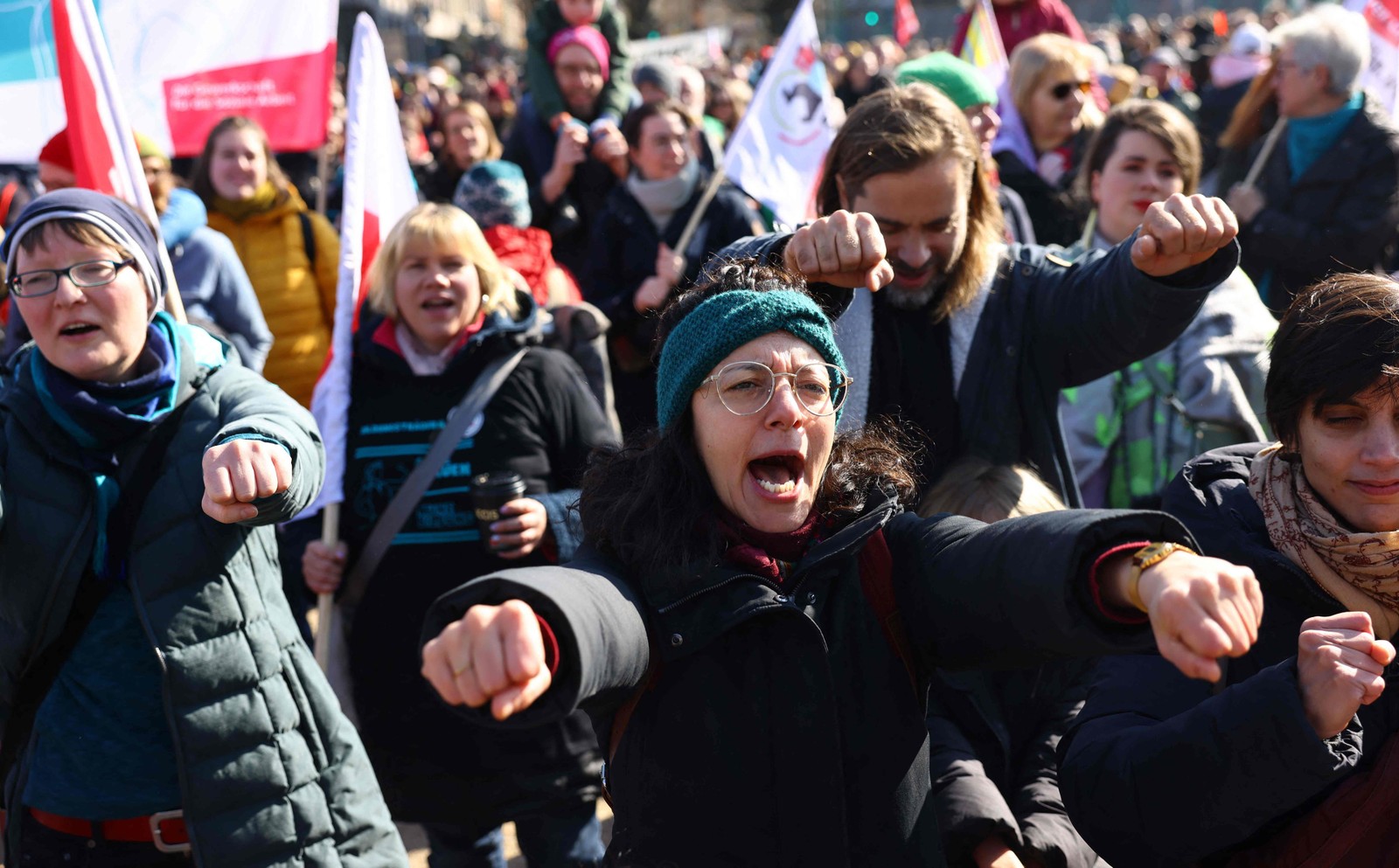 Em Berlim, na Alemanha, protestantes, entre homens e mulheres, pedem melhores condições de trabalho para as mulheres — Foto: CHRISTIAN MANG