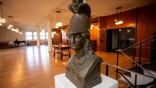 Busto de bronze de Minerva, feito por Auguste Marie Taunay. — Foto: Beatriz Orle/O Globo