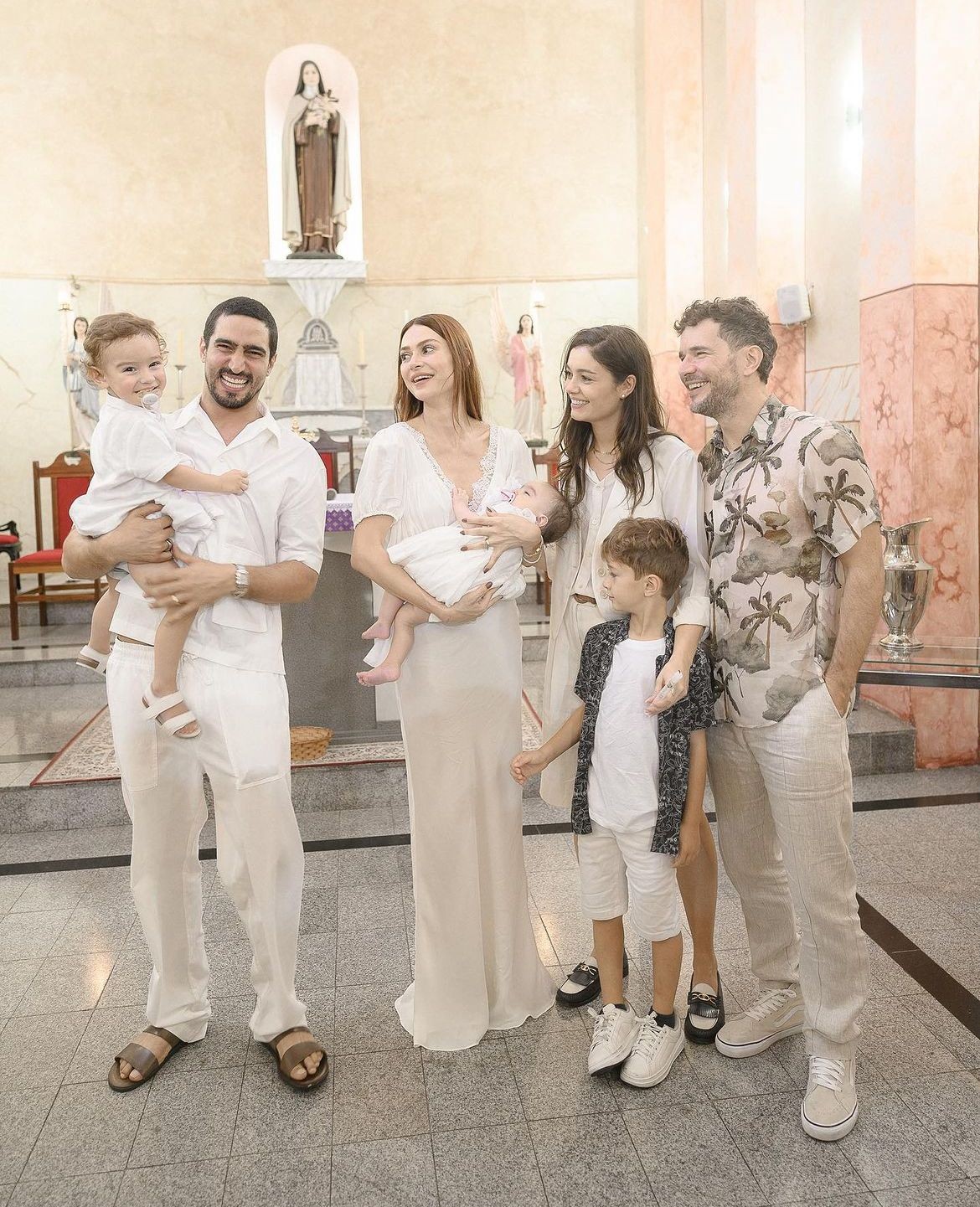 Thaila Ayala e Renato Góes recebem Sophie Charlotte e Daniel de Oliveira no batizado da filha — Foto: Reprodução/Instagram
