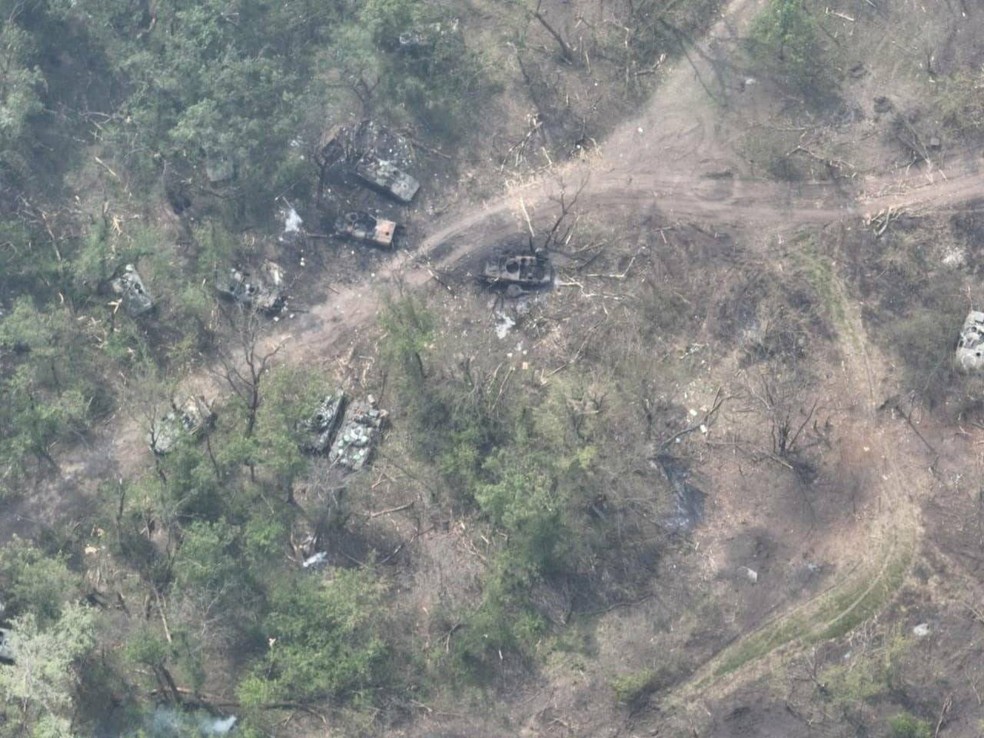 Tanques russos destruídos na margem do rio Donets após tentativa frustrada de travessia Reprodução/Twitter — Foto:         