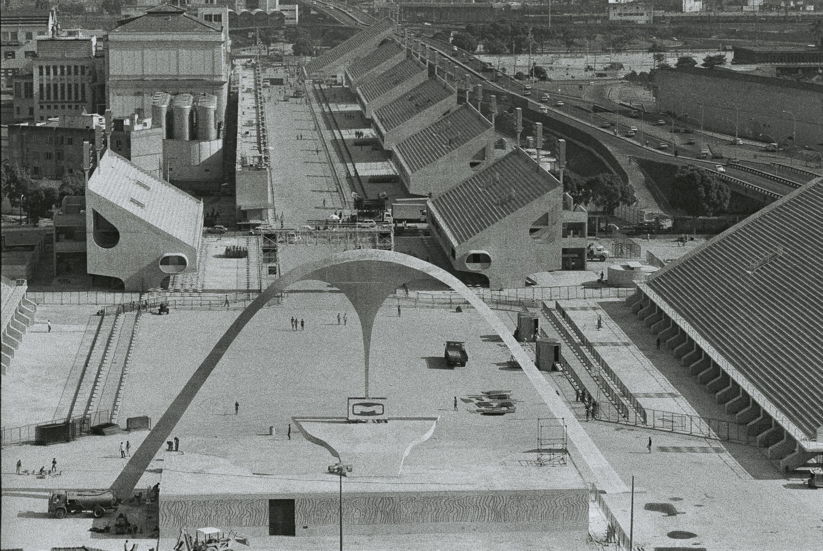 Obras de construção do Sambódromo, projeto do arquiteto Oscar Niemeyer, entre outubro de 1983 e fevereiro de 1984 — Foto: Renato Velasco