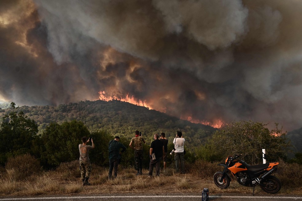 Grécia enfrenta 'maior incêndio florestal já registado na União Europeia' — Foto: Sakis Mitrolidis / AFP