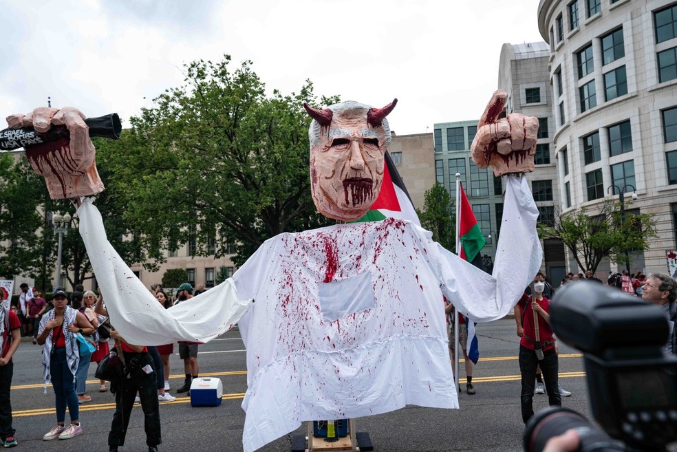 Manifestantes pró-palestinos se reúnem perto do Capitólio dos EUA, em protesto à visita de Netanyahu a Washington — Foto: ANDREW THOMAS / AFP