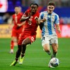 Bombito em campo pelo Canadá contra a Argentina - Alex Slitz / AFP