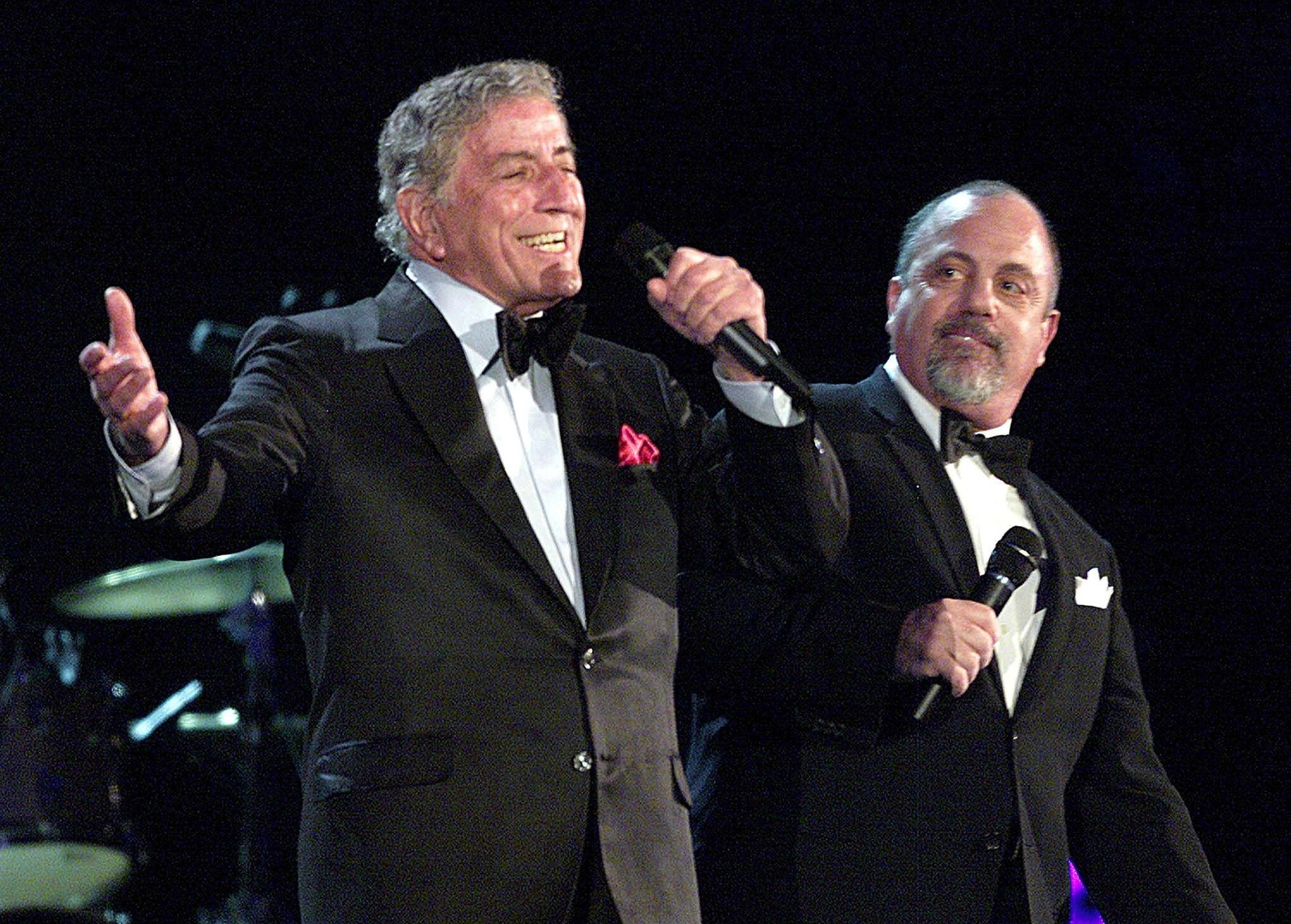 Tony Bennett e Billy Joel se apresentando no 44º Grammy Awards em Los Angeles, em 2002. Eles cantaram a música "A New York State of Mind", indicada para Melhor Colaboração Pop com Vocais.  — Foto: AFP/Hector MATA