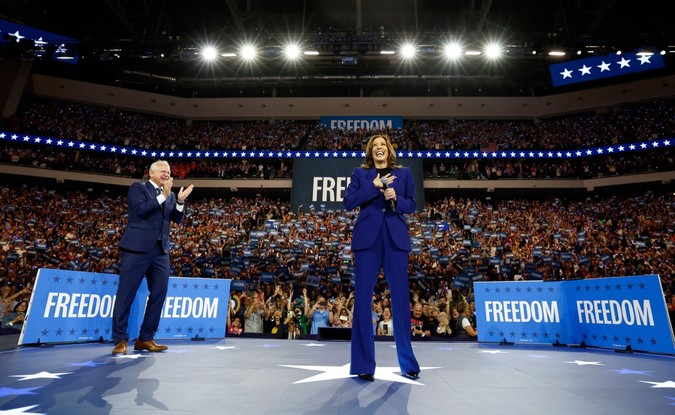 Vice-presidente dos EUA e candidata à Presidência, Kamala Harris, e governador de Minnesota e candidato à vice-presidência, Tim Walz, fazem comício no Fiserv Forum em Milwaukee, Wisconsin, paralelamente à Convenção Nacional Democrata