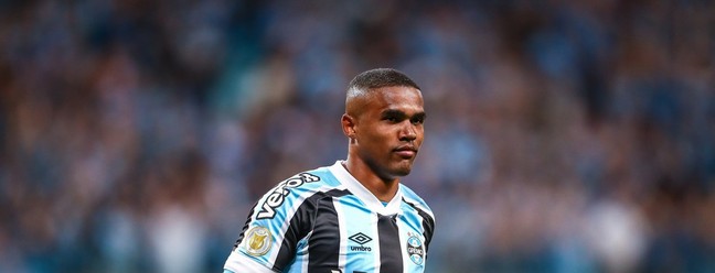 Douglas Costa é alvo de mandado de prisão por falta de pagamento de pensão alimentícia - Foto: Lucas Uebel/Grêmio/Divulgação