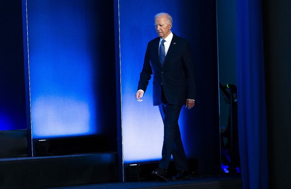 O presidente dos Estados Unidos, Joe Biden, chega ao palco para foto com líderes da Otan durante cúpula da aliança militar em Washington — Foto: Doug Mills/The New York Times