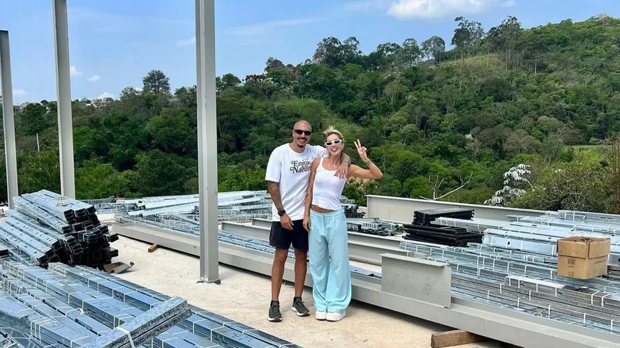 Aline Gotschalg mostrou detalhes da construção da mansão onde vai morar com Fernando Medeiros. Ambos participaram do "BBB" 15 — Foto: Reprodução Instagram