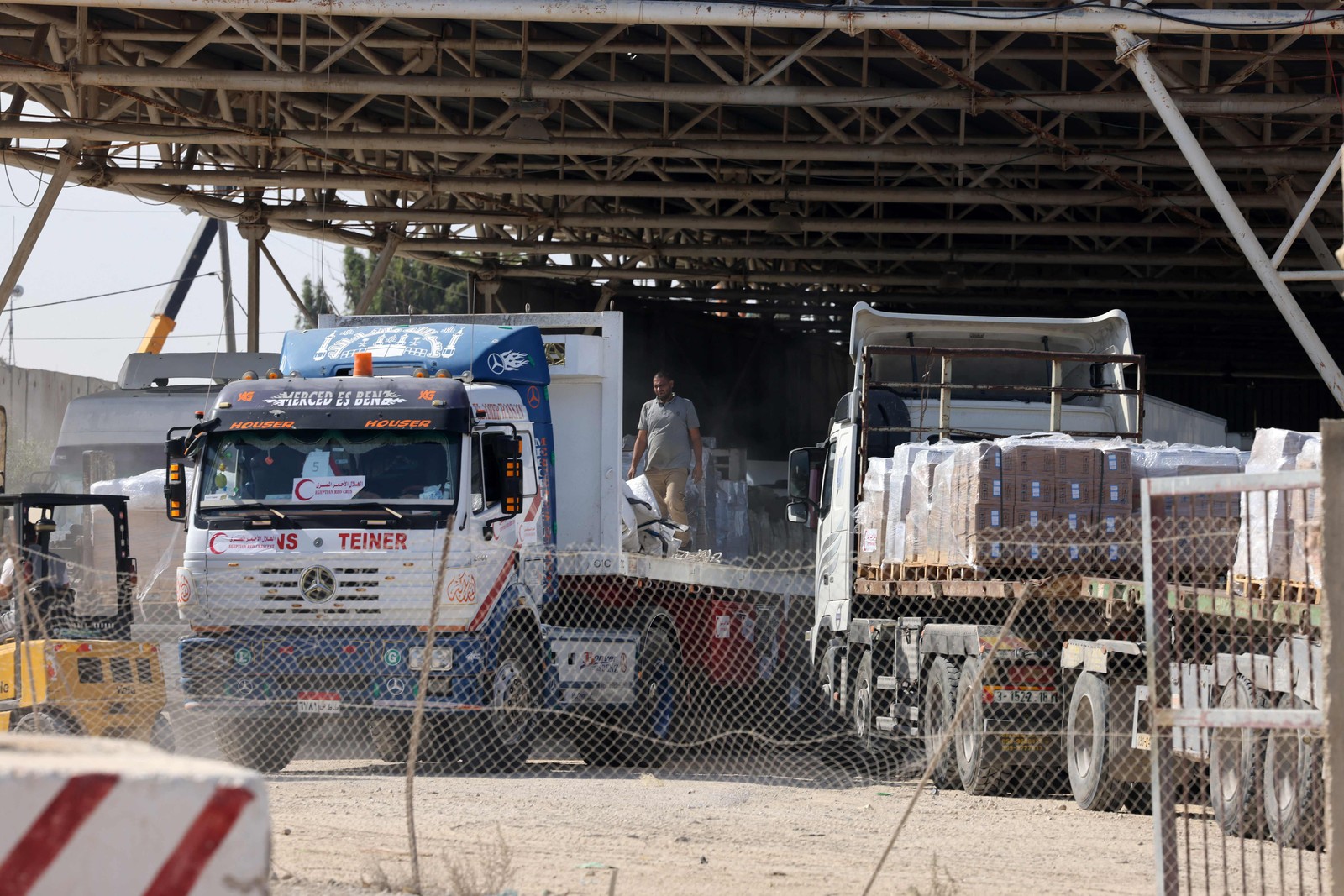 Ajuda humanitária chega na Faixa de Gaza — Foto: Mohammed ABED / AFP