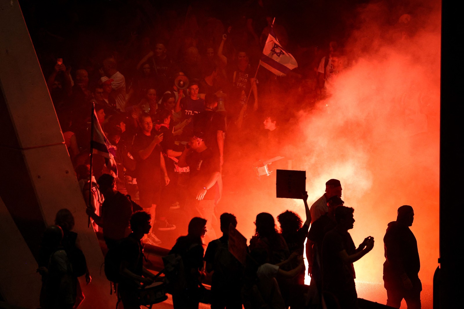 Manifestantes protestam contra o governo israelense , em Jerusalém, em 31 de março de 2024. — Foto: AHMAD GHARABLI / AFP