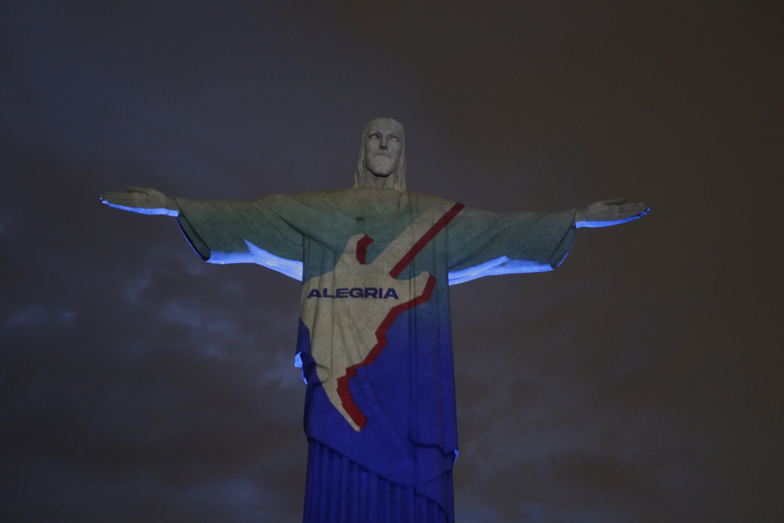 Cristo Redentor recebe projeção de imagens em homenagem aos 40 anos do Rock in Rio — Foto: Domingos Peixoto / Agência O Globo