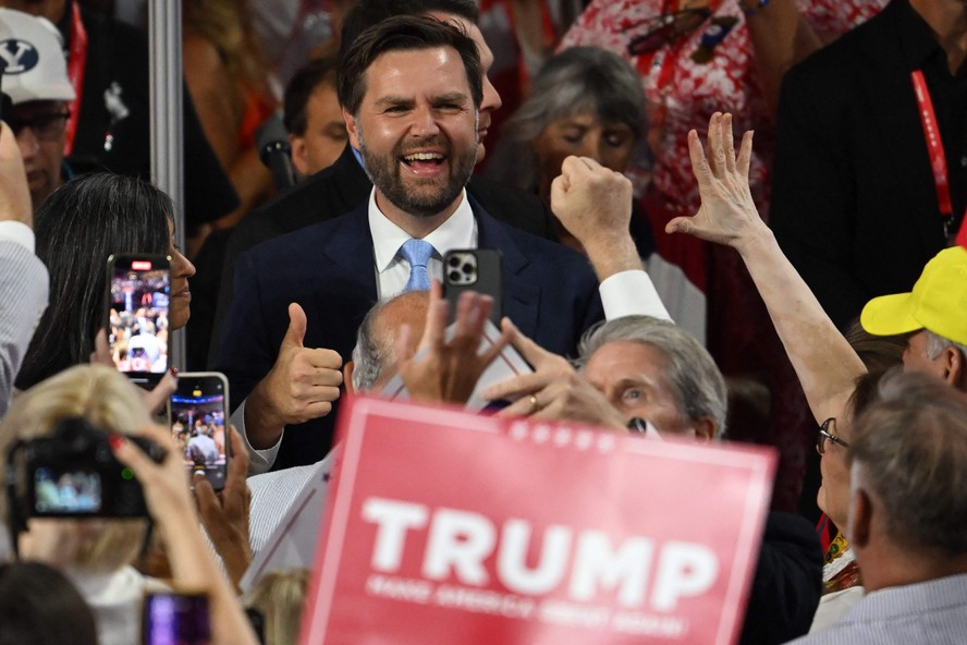 Senador e indicado para vice na chapa de Donald Trump à presidência, J.D. Vance cumprimenta delegados na Convenção Nacional Republicana