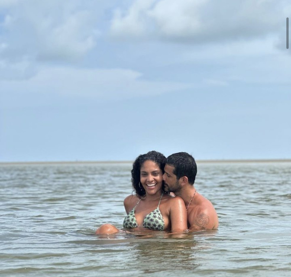 Barbara Reis com o marido na Ilha de Itamaracá, na Bahia — Foto: Reprodução/Instagram