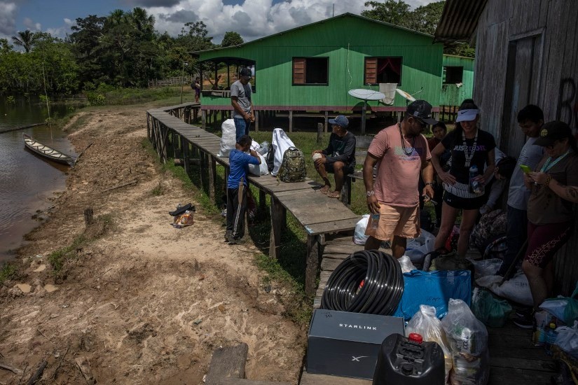 A tribo Marubo recebeu recentemente internet de alta velocidade — Foto: Victor Moriyama/The New York Times