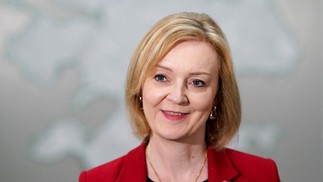 Partido Conservador britânico anunciou nesta segunda-feira que a chanceler Liz Truss será sua nova líder e, consequentemente, sucessora de Boris Johnson no comando do Reino Unido — Foto: Ian Forsyth / POOL / AFP