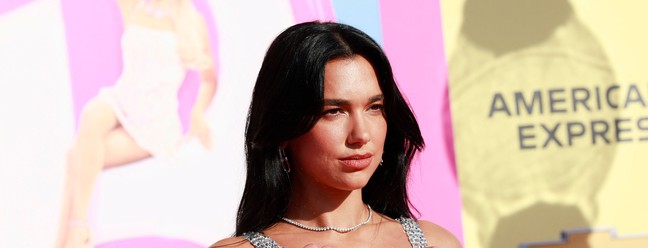 Dua Lipa usou vestido transparente durante estreia mundial do filme "Barbie" no último domingo — Foto: Michael Tran / AFP