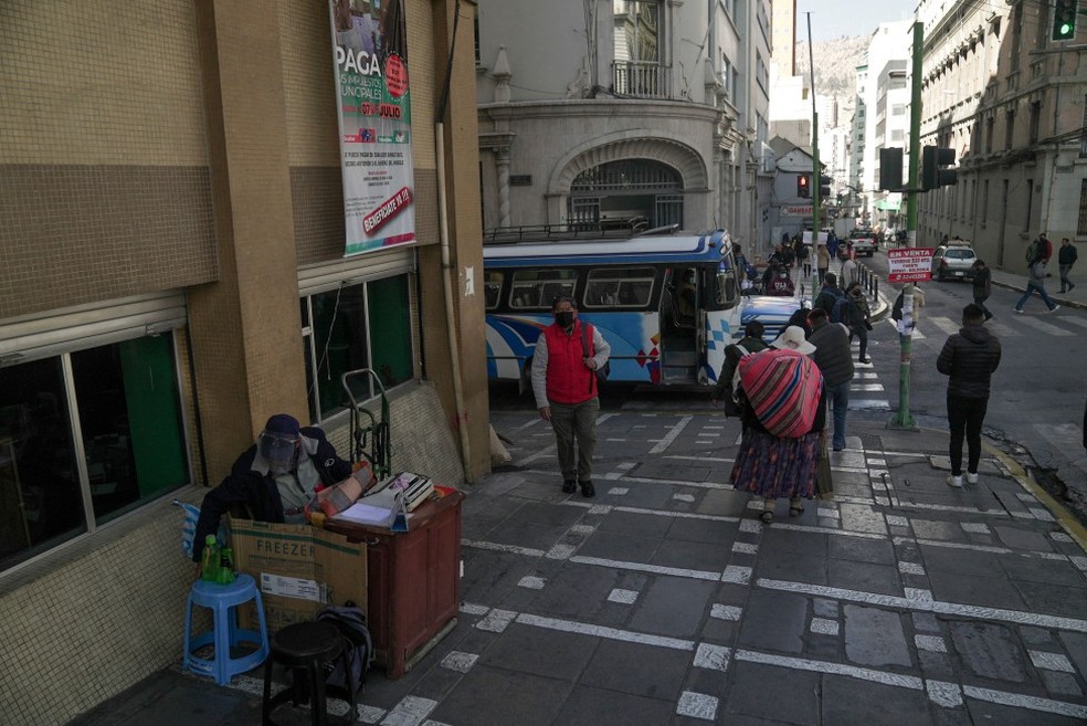 O datilógrafo Rogelio Condori trabalha em uma calçada na cidade de La Paz — Foto: Martín SILVA / AFP