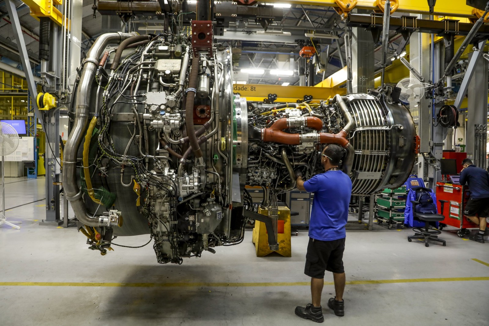 Técnico inspeciona turbina na oficina da GE Aerospace em Petrópolis. Multinacional americana investe R$ 430 milhões para ampliar suas unidades no Rio. — Foto: Gabriel de Paiva/Agência O Globo