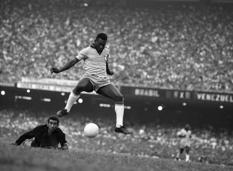 Pelé dribla o goleiro da Venezuela e amplia o placar na goleada de 6 a 1, no Maracanã, em partida válida pelas Eliminatórias da Copa do Mundo