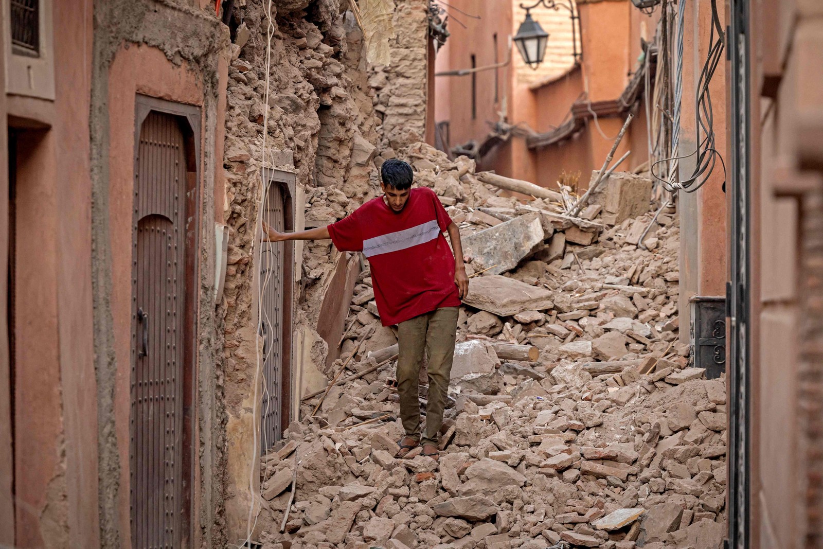 Homem caminha sobre escombros após um terremoto de magnitude 6,8 em Marrakesh — Foto: FADEL SENNA / AFP