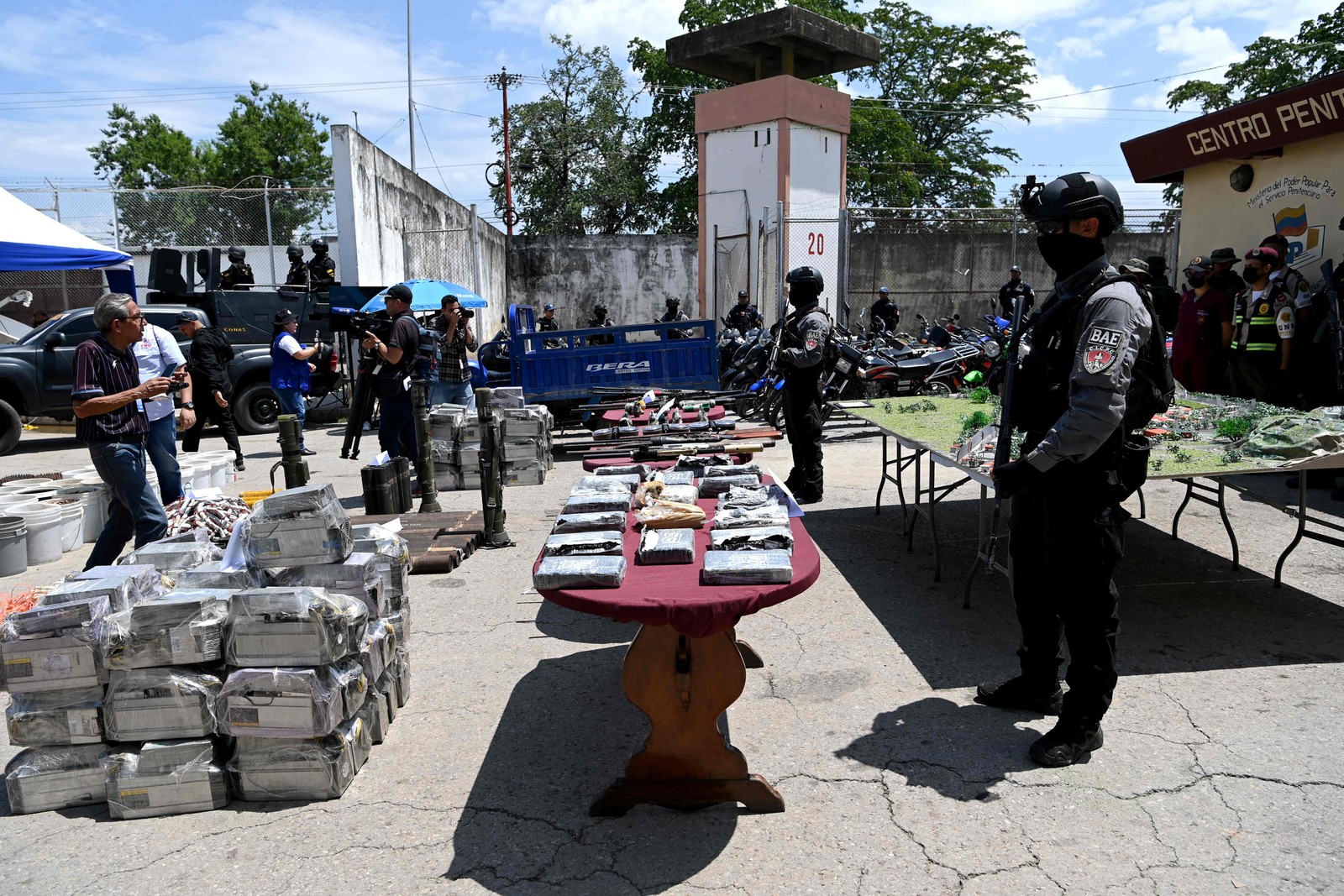 O ministro do Interior e da Justiça, Remigio Ceballos, disse aos repórteres que quatro guardas prisionais foram presos como suspeitos de serem cúmplices — Foto: Yuri Cortez / AFP